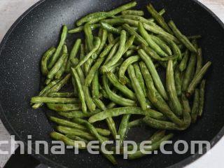 酱香干煸豆角,当豆角表皮变得焦黄，微微起皱即可盛出备用。