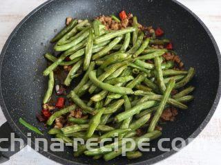 酱香干煸豆角,放入豆角翻炒。