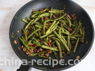 酱香干煸豆角,翻炒均匀，即可出锅了。