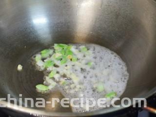 茄子肉末打卤面,油下热锅，葱蒜爆香