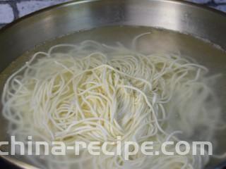 茄子肉末打卤面,另起一锅烧水，水沸腾加入面条