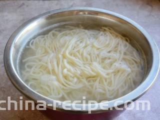 茄子肉末打卤面,取出面条，放在凉开水中过一遍