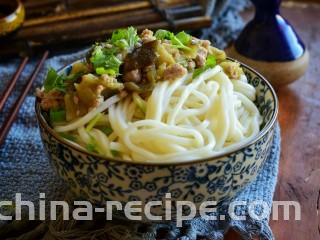 茄子肉末打卤面,将面条夹出来，放上茄子肉末卤、香菜即可