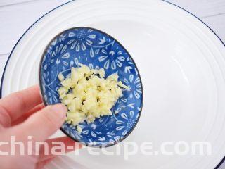 开胃凉拌面,取一个大碗：放入蒜末