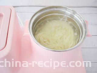 开胃凉拌面,锅中烧开水，把面条放入煮熟
