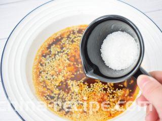 开胃凉拌面,加入白糖