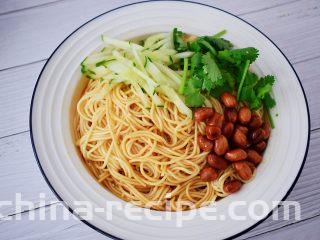开胃凉拌面,放入黄瓜丝、花生米、香菜，拌匀即可食用