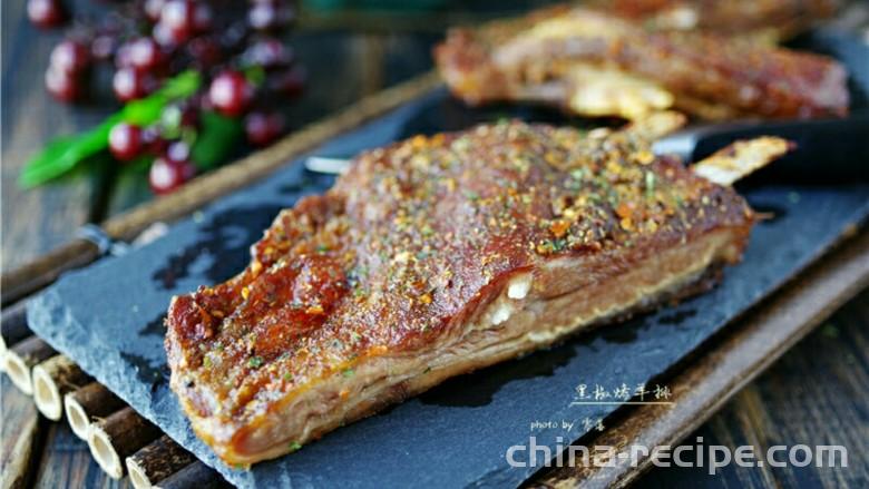 The method of grilling lamb chops with black pepper