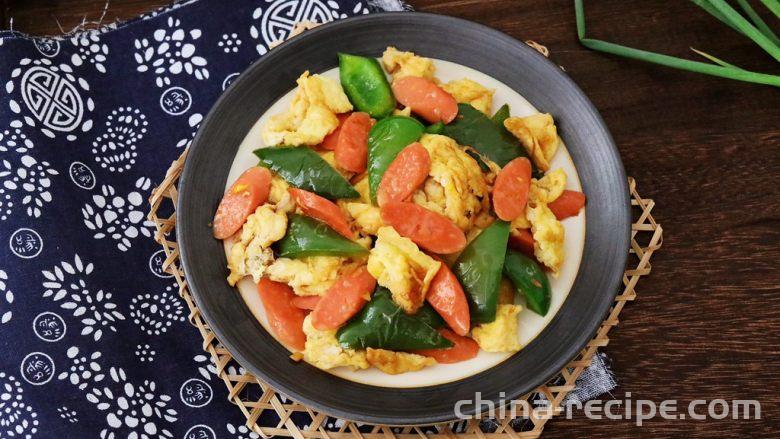 The method of stir frying eggs with green pepper, ham and sausage