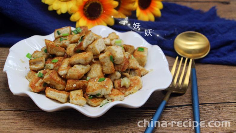 The method of frying tofu with cumin scallions