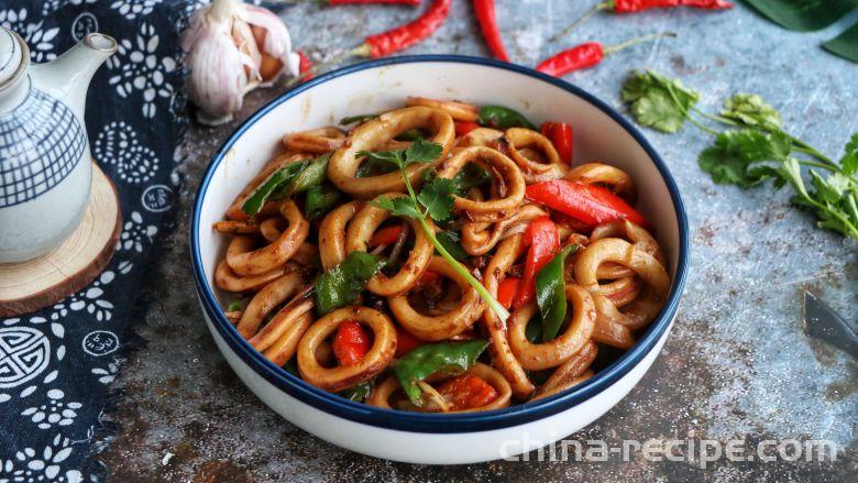 The recipe for stir frying squid rolls with double peppers