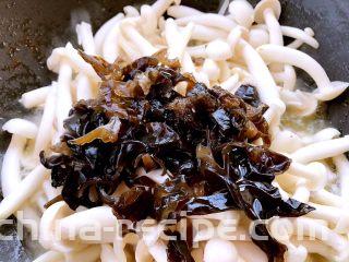 清炒白玉菇,然后加入木耳翻炒均匀
