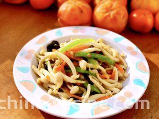 清炒白玉菇,装盘