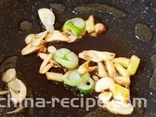 醋熘西葫芦,热锅热油，放葱姜蒜炒出香味。