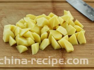 香辣孜然土豆块,土豆去皮切成适量大小的滚刀块