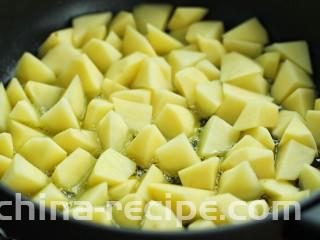 香辣孜然土豆块,锅中放入比平时炒菜多一些的食用油，烧热后放入土豆块