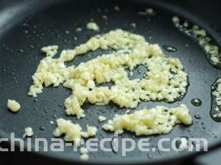 香辣孜然土豆块,锅中留底油炒香蒜末