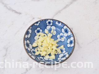 青椒火腿肠炒鸡蛋,蒜切末