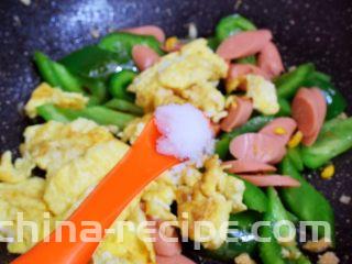 青椒火腿肠炒鸡蛋,加入盐
