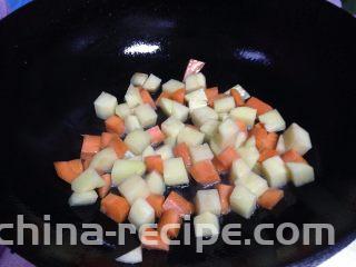 鸡丁炒土豆,锅内加油倒入土豆丁、胡萝卜丁煸炒（油的量要比平时多一点）