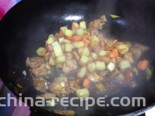 鸡丁炒土豆,倒入土豆丁、胡萝卜丁，调入盐、糖、料酒