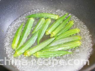 秋葵虾仁菌菇汤,焯水1分钟。菌菇洗净焯水2分钟。