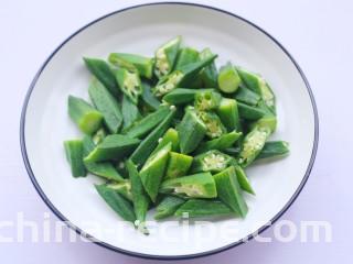 秋葵虾仁菌菇汤,切滚刀块。