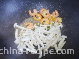 秋葵虾仁菌菇汤,加入白玉菇。