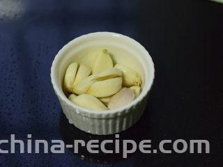 无难度慢炖锅豉油鸡,剥好大蒜。