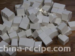 孜然小葱煎豆腐,切成小块状。