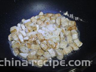 孜然小葱煎豆腐,撒入大蒜提香。