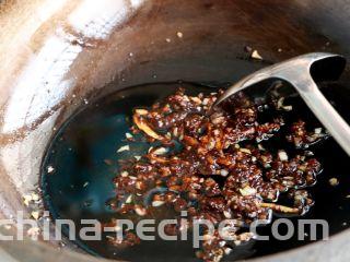 双椒炒鱿鱼卷,放入1小勺豆瓣酱；