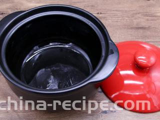 广式腊肠煲仔饭,砂锅清洗干净，吹干水分，在底部刷一层油