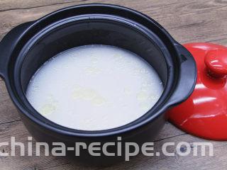 广式腊肠煲仔饭,倒入提前浸泡好的丝苗米，加入一勺油搅拌一下，水比米表面高出半个手指关节即可，丝苗米提前浸泡了40分钟
