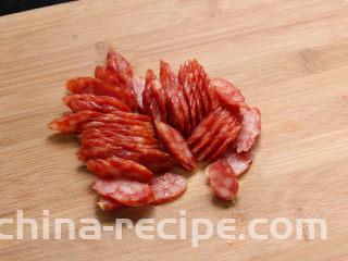 广式腊肠煲仔饭,腊肠切片备用