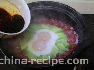 广式腊肠煲仔饭,摆入黄瓜，淋上酱汁，关火利用余热焖5分钟。