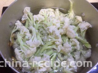 蚂蚁肉沫焗香辣花菜,水开后放入花菜，水再次开后一分钟将花菜捞起