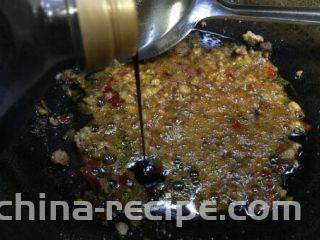 蚂蚁肉沫焗香辣花菜,翻炒至出红油色，加入一勺量的生抽酱油，炒香
