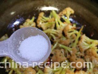 蚂蚁肉沫焗香辣花菜,将锅里食材全部炒均匀和花菜八成熟，放入适量的盐