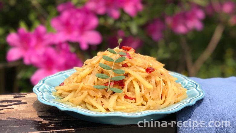 The recipe for garlic flavored sour and spicy shredded potatoes