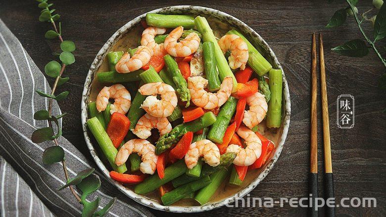 The method of stir frying shrimp with asparagus