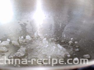 陈皮糖醋排骨,小火放入老冰糖，开始熬糖色