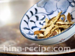 陈皮糖醋排骨,汤水煮沸后，放入陈皮