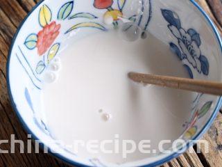 陈皮糖醋排骨,调勾芡汁：生粉两勺，再放入少许清水，搅拌均匀即可