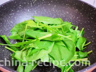 鸡蛋炒菠菜,放入菠菜翻炒至断生