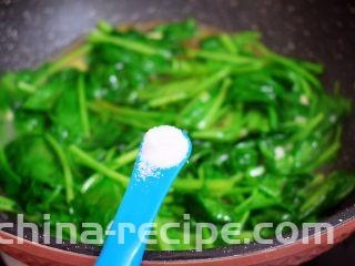 鸡蛋炒菠菜,加入盐