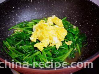 鸡蛋炒菠菜,加入鸡蛋