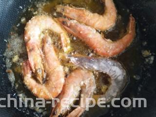 干锅香辣虾,青虾表面拍些生粉，入锅炸至变色，捞出沥干油，放旁边备用。