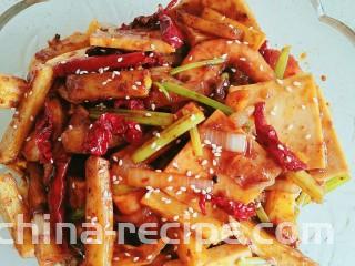 干锅香辣虾,最后撒入芝麻装饰，大功告成。家里没有香菜了，不然放些香菜也很好看。