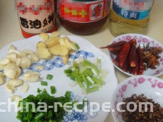 湖南麻辣小龙虾,准备所有调料（小葱葱白和葱叶分开切）